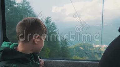 那男孩望着索道的窗户。 山清水秀，山清水秀.. 旅途。 生活方式。